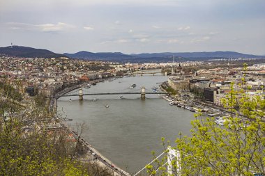 Tuna Nehri ve Parlamento Binası ve çiçek açan ağaçlar Gellert Hill açısından köprü üzerinde güneşli bahar günü Budapeşte, Macaristan'da görüntüleyin