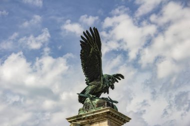 Buda Sarayı ve Castle Hill Budapeşte Macaristan'kadar önde gelen bir füniküler kapısında mitolojik Turul kuş bronz heykeli; 1905'te Gyula Donath tarafından döküm