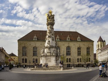 Budapeşte, Macaristan kutsal Trinity Meydanı 1710-1713, sonra büyük bir veba arasında inşa Trinity sütun adını. Philipp Ungleich ve Macar şarap evi tarafından Barok tasarım.