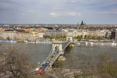 Tuna Nehri üzerinde zincir köprü görüntülemek ve güneşli bir bahar günü Gellert Hill açısından ağaçları çiçek açan