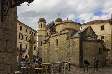 Karadağ, Kotor, 09 Ekim 2019. Kotor Kasabası. Eski Kotor sokakları. Unesco kasabası. Dar Sokak. Crkva Svetog Luke (Aziz Luke Kilisesi)