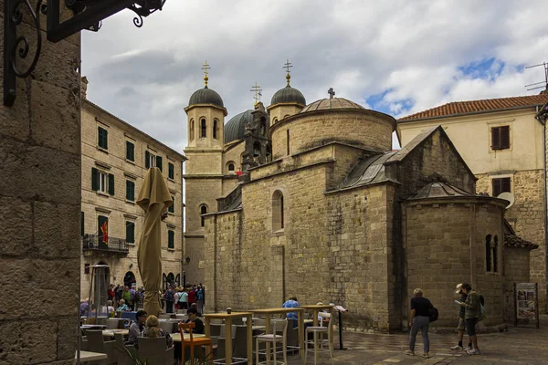 Karadağ, Kotor, 09 Ekim 2019. Kotor Kasabası. Eski Kotor sokakları. Unesco kasabası. Dar Sokak. Crkva Svetog Luke (Aziz Luke Kilisesi)
