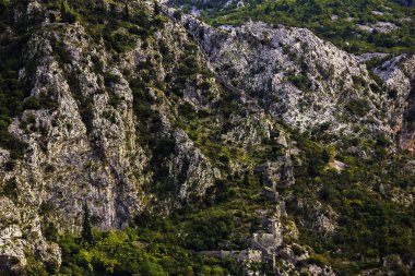 Karadağ 'ın Kotor yamacındaki dağlarda bulunan Kotor Kalesi' nin (St John Kalesi) antik duvarları 