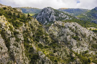 Karadağ 'ın Kotor yamacındaki dağlarda bulunan Kotor Kalesi' nin (St John Kalesi) antik duvarları 