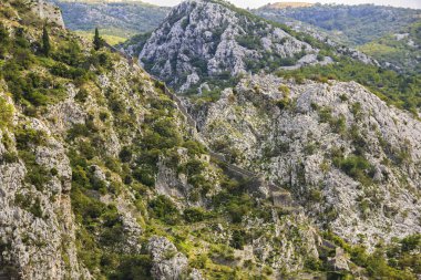 Karadağ 'ın Kotor yamacındaki dağlarda bulunan Kotor Kalesi' nin (St John Kalesi) antik duvarları 