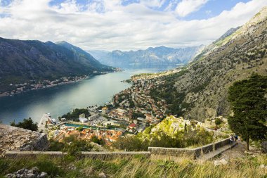 Karadağ, Kotor, 09 Ekim 2019. Eski kasabanın eski Kotor duvarlarında ve Kotor Kalesi 'nin (St John Kalesi) antik duvarlarında ve Kotor kasabasının yamacındaki dağlarda bulunan Kurtuluş Anıtı Kilisesi' nin (Bas-Relivation) manzarası. Unesco.