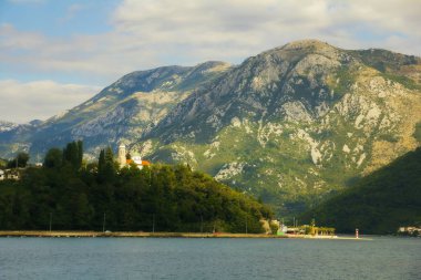  Karadağ 'ın Adriyatik Denizi' ndeki Boka Kotorska Koyu 'nun farklı banliyö manzaraları, dağları, ormanları ve deniz manzaraları
