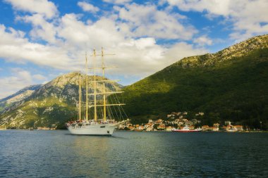  Karadağ 'ın Adriyatik Denizi' ndeki Boka Kotorska Koyu 'nun farklı banliyö manzaraları, dağları, ormanları ve deniz manzaraları
