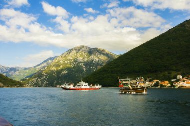  Karadağ 'ın Adriyatik Denizi' ndeki Boka Kotorska Koyu 'nun farklı banliyö manzaraları, dağları, ormanları ve deniz manzaraları