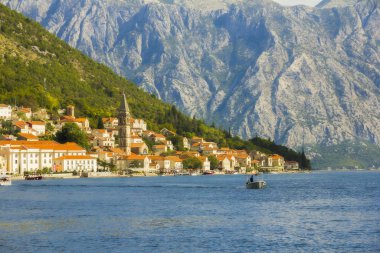  Karadağ 'ın Adriyatik Denizi' ndeki Boka Kotorska Koyu 'nun farklı banliyö manzaraları, dağları, ormanları ve deniz manzaraları