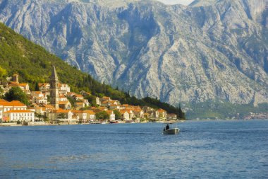  Karadağ 'ın Adriyatik Denizi' ndeki Boka Kotorska Koyu 'nun farklı banliyö manzaraları, dağları, ormanları ve deniz manzaraları
