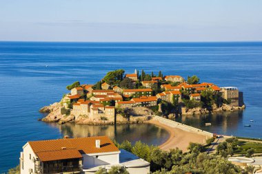 Budva kenti plajlarından birinin manzarası ve Adriyatik Denizi, Karadağ 'daki ünlü otel tatil beldesi Sveti Stefan adası