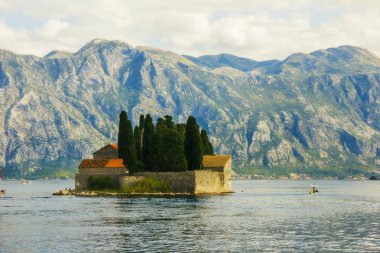 Kayalıkların Hanımefendisi (Gospa od Skrpjela), Aziz George Adası 'ndaki Kotor Körfezi' nde (Boka Kotorska) Perast kasabası manzaralı bir adadır.
