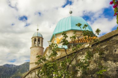 Kotor Körfezi 'ndeki (Boka Kotorska) Perast yakınlarındaki kilisenin, Kayaların Hanımefendisi (Gospa od Skrpjela) ve mimari manzarası 