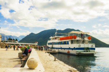 Kotor Körfezi 'ndeki (Boka Kotorska) Perast yakınlarındaki kilisenin, Kayaların Hanımefendisi (Gospa od Skrpjela) ve mimari manzarası 