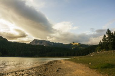 Karadağ, Avrupa 'daki Durmitor ulusal parkındaki buzul gölünün (Crno jezero), ormanın ve dağların farklı manzaraları