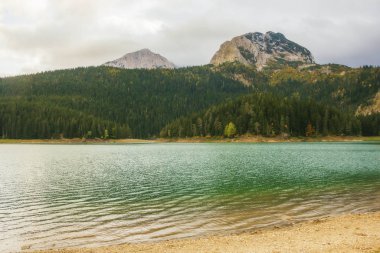 Karadağ, Avrupa 'daki Durmitor ulusal parkındaki buzul gölünün (Crno jezero), ormanın ve dağların farklı manzaraları