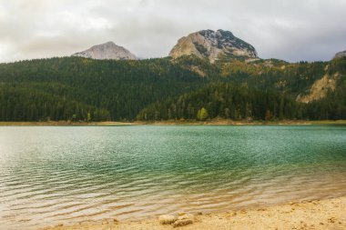 Karadağ, Avrupa 'daki Durmitor ulusal parkındaki buzul gölünün (Crno jezero), ormanın ve dağların farklı manzaraları