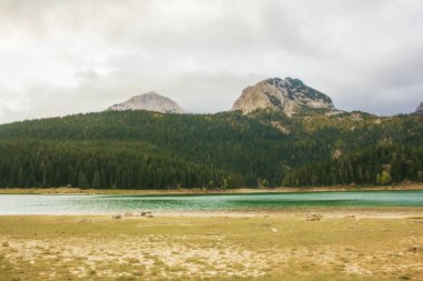 Karadağ, Avrupa 'daki Durmitor ulusal parkındaki buzul gölünün (Crno jezero), ormanın ve dağların farklı manzaraları