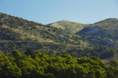 Karadağ 'ın Stari Bar (Eski Bar) yakınlarındaki Sutomore yerleşkesi, kenar mahalle doğası, dağlar ve ormanların farklı manzarası 