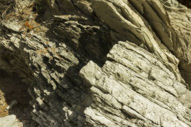 Karadağ 'ın Stari Bar (Eski Bar) yakınlarındaki Sutomore yerleşimi, kenar mahalle manzarası: kaya tabakaları