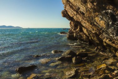 Karadağ 'ın Stari Bar (Eski Bar) yakınlarındaki Sutomore yerleşkesi, Adriyatik Denizi' nin Sutomore Körfezi 'nin farklı deniz manzarası, banliyö doğası, kayalar ve dağlar
