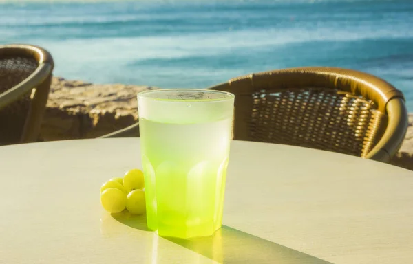 Ein Hellgrünes Glas Mit Klarem Kaltem Wasser Und Ein Paar — Stockfoto