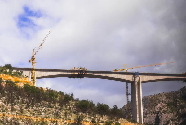 新しい高速道路バーのための新しいコンクリート橋の収縮 ヨーロッパ モンテネグロのタラ川の峡谷の上Bolijare — ストック写真