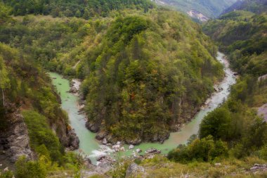  Karadağ 'ın Durmitor doğa parkındaki Tara Nehri Kanyonu, dağlar ve ormanlar