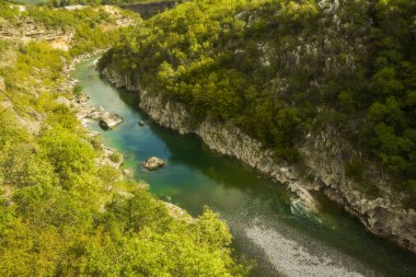  Karadağ 'ın Durmitor doğa parkındaki Tara Nehri Kanyonu, dağlar ve ormanlar