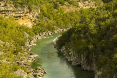  Karadağ 'ın Durmitor doğa parkındaki Tara Nehri Kanyonu, dağlar ve ormanlar