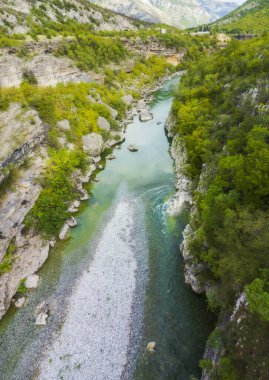  Karadağ 'ın Durmitor doğa parkındaki Tara Nehri Kanyonu, dağlar ve ormanlar