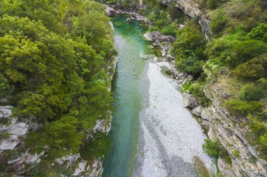  Karadağ 'ın Durmitor doğa parkındaki Tara Nehri Kanyonu, dağlar ve ormanlar
