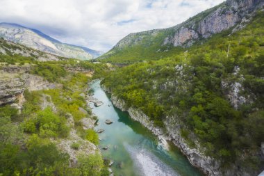  Karadağ 'ın Durmitor doğa parkındaki Tara Nehri Kanyonu, dağlar ve ormanlar