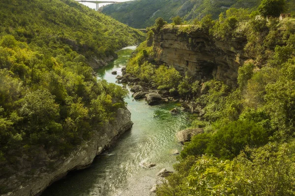  Karadağ 'ın Durmitor doğa parkındaki Tara Nehri Kanyonu, dağlar ve ormanlar