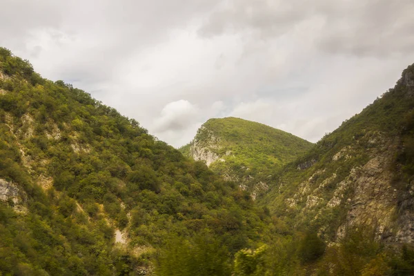 Karadağ 'ın Durmitor doğa parkındaki kanyon, dağ ve ormanların manzarası