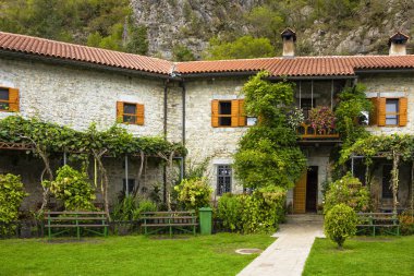 Karadağ 'da 1252 yılında kurulan Kütüphane, avlu, çan kulesi ve Sırp Ortodoks manastırı (manastırı) Moracha' da Meryem 'in Varsayımı Kilisesi, Rascian mimari tarzı, freskler