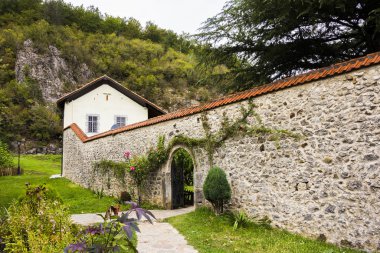 Karadağ 'da 1252 yılında kurulan Kütüphane, avlu, çan kulesi ve Sırp Ortodoks manastırı (manastırı) Moracha' da Meryem 'in Varsayımı Kilisesi, Rascian mimari tarzı, freskler