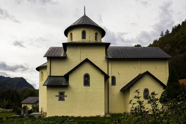 Бібліотека Двір Дзвіниця Церква Успіння Марії Сербському Православному Монастирі Клуатр — стокове фото