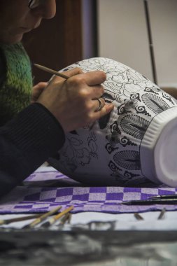 Delft, Hollanda, Hollanda, 18 Ocak 2020. Kraliyet Delft 'inde geleneksel bir mavi vazoyu dekore etme (aşamaları) süreci, siyah boya fırında pişirdikten sonra geleneksel maviye döner.