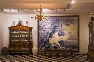 Delft, Hollanda, Hollanda, 18 Ocak 2020: Kraliyet Delft çömlek imalat müzesinde el yapımı porselenler