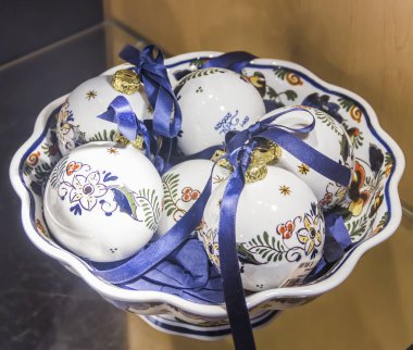 Delft, Hollanda, Hollanda, 18 Ocak 2020: Royal Delft çömlek imalat dükkanında el yapımı sanat eserleri