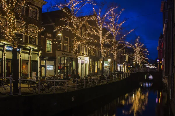 Delft Países Bajos Holanda Enero 2020 Vista Nocturna Canal Calle — Foto de Stock