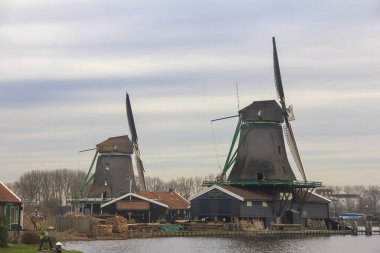 Zaanse Schans, Zaandam, Zaandijk, Hollanda, 20 Ocak 2020. Zaanse Schans 'ın tarihi yel değirmenleri 17. yüzyıl dolaylarında inşa edildi ve geleneksel binalar, müze kompleksi