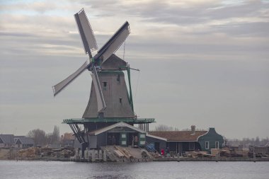 Zaanse Schans, Zaandam, Zaandijk, Hollanda, 20 Ocak 2020. Zaanse Schans 'ın tarihi yel değirmenleri 17. yüzyıl dolaylarında inşa edildi ve geleneksel binalar, müze kompleksi