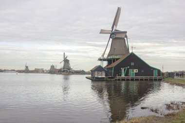 Zaanse Schans, Zaandam, Zaandijk, Hollanda, 20 Ocak 2020. Zaanse Schans 'ın tarihi yel değirmenleri 17. yüzyıl dolaylarında inşa edildi ve geleneksel binalar, müze kompleksi