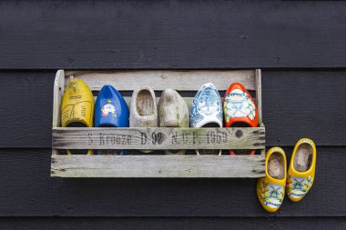 Zaanse Schans, Hollanda - 20 Ocak 2020: Hollanda 'nın Amsterdam kenti yakınlarındaki müze kompleksi köyünde bulunan geleneksel el yapımı Hollanda ahşap takunyaları