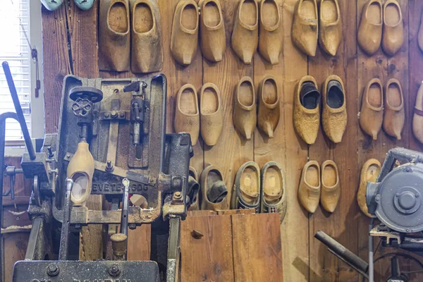 Fabricación Zapatos Madera Klompen Zuecos Holanda Zapatos Madera Holandeses Tradicionales — Foto de Stock