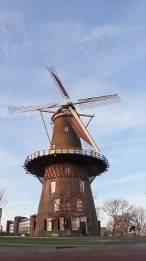 Leiden, Hollanda, Hollanda. Sokak manzarası, Molen De Valk Müzesi (Falcon yel değirmeni), döner kollu (vanes), geleneksel Hollanda yel değirmeni 