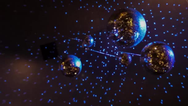 Disco Spiegelbal Discoball Hangend Aan Het Plafond Reflecterend Verschillende Kleuren — Stockvideo